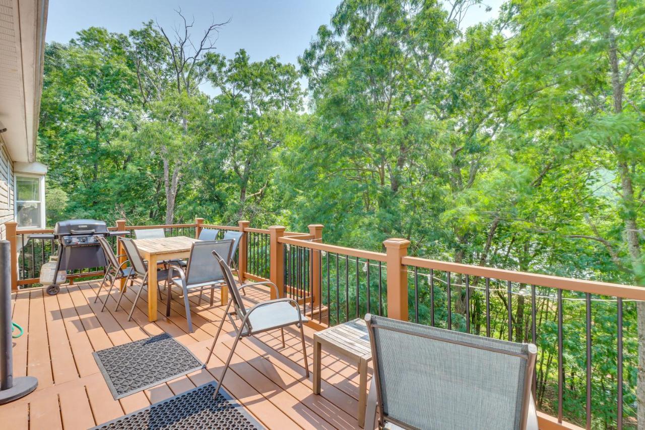 Poconos Retreat With Private Deck And Views Ferienhaus *